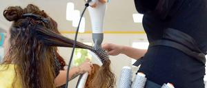 Im Schnitt zu wenig. Mit 6,50 Euro in der Stunde ist der Mindestlohn für Friseure nicht wirklich üppig.