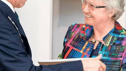 Im April 2014 überreicht  Peter Dominiak, Rektor der Uni Lübeck, Annette Schavan die Ernennungsurkunde zur Ehrendoktorin