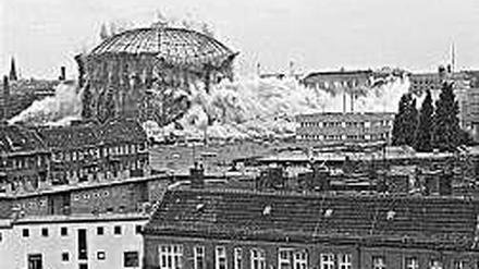 Die Sprengung der Gasometer 1984. Das Foto entstammt dem Bildband von Eberhard Klöppel „Berlin – Ecke Greifswalder“ (Lehmstedt Verlag). 