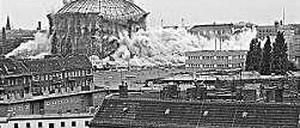 Die Sprengung der Gasometer 1984. Das Foto entstammt dem Bildband von Eberhard Klöppel „Berlin – Ecke Greifswalder“ (Lehmstedt Verlag). 