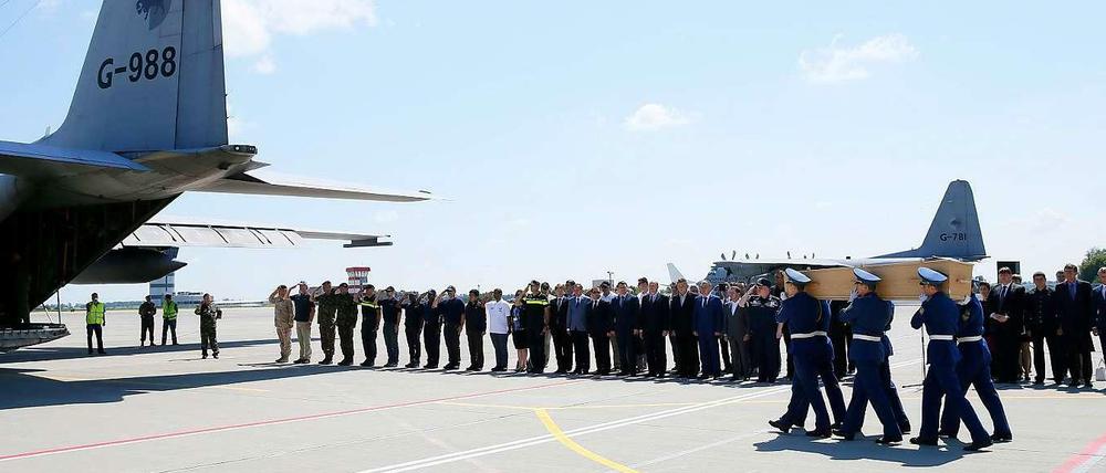Opfer von Flug MH17 verlassen den Flughafen Charkiw