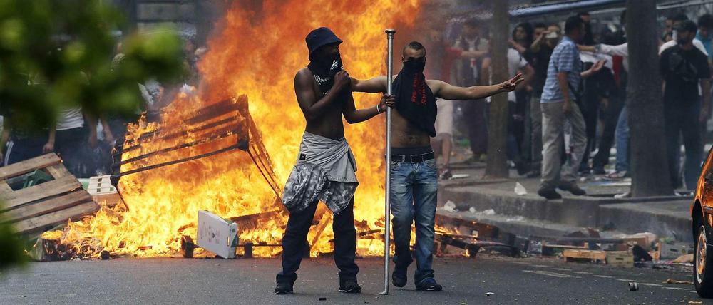 Bei einer Demonstration gegen Israels Militäreinsatz im Gazastreifen kam es am Sonntag in Paris zu schweren Ausschreitungen.