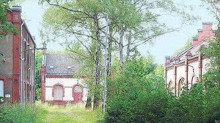 Schon seit etwa 20 Jahren rottet das denkmalgeschützte Ensemble am Grünauer Kreuz vor sich hin. Zum Wohnen ist es wegen der Bahn nebenan ungeeignet.
