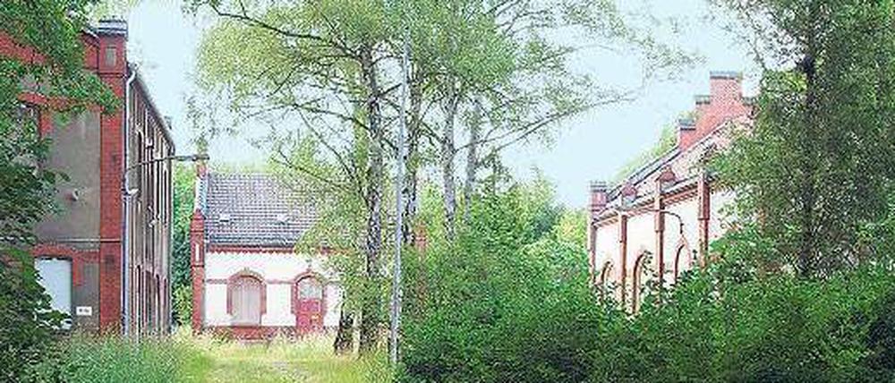 Schon seit etwa 20 Jahren rottet das denkmalgeschützte Ensemble am Grünauer Kreuz vor sich hin. Zum Wohnen ist es wegen der Bahn nebenan ungeeignet.