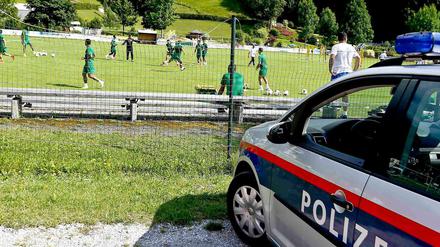 Fußball unter Polizeischutz. Die Spieler von Maccabi Haifa beim Training in Leogang.