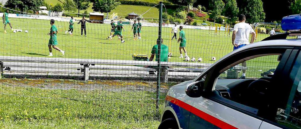 Fußball unter Polizeischutz. Die Spieler von Maccabi Haifa beim Training in Leogang.