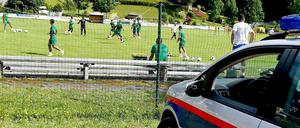 Fußball unter Polizeischutz. Die Spieler von Maccabi Haifa beim Training in Leogang.