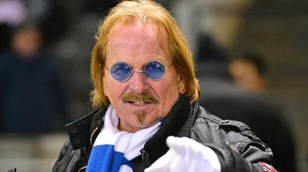 Hertha-Schal, blaue Nickelbrille. So kennt man Frank Zander, 2019. 