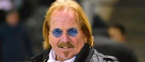 Hertha-Schal, blaue Nickelbrille. So kennt man Frank Zander, 2019. 