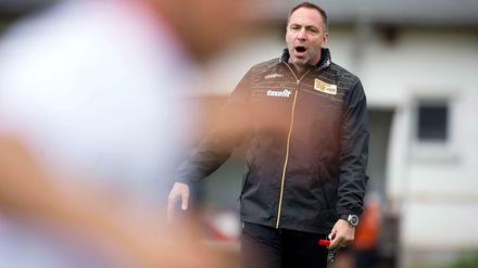 Unions Trainer Düwel hat einen neuen Plan für die Defensive.