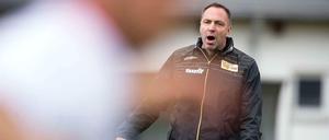 Unions Trainer Düwel hat einen neuen Plan für die Defensive.