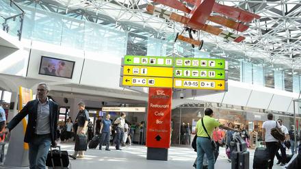 Wer am Mittag in den Terminal C des Flughafen Tegel wollte, musste sich anstellen. 1200 Leute mussten vorher noch mal durch den Sicherheitscheck.