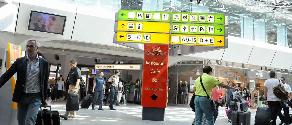 Wer am Mittag in den Terminal C des Flughafen Tegel wollte, musste sich anstellen. 1200 Leute mussten vorher noch mal durch den Sicherheitscheck.