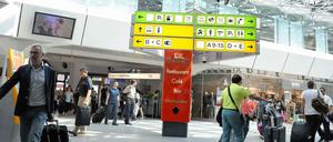 Wer am Mittag in den Terminal C des Flughafen Tegel wollte, musste sich anstellen. 1200 Leute mussten vorher noch mal durch den Sicherheitscheck.