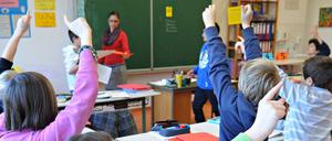 Nicht überall arbeiten die Schüler so engagiert mit wie auf diesem Foto aus Tübingen - in Berlin fehlen Tausende Schüler mehr als zehn Tage pro Jahr unentschuldigt.