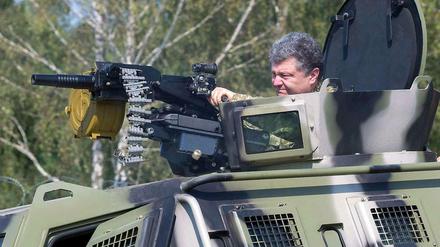 Einsatzbereit. Präsident Petro Poroschenko macht sich selbst ein Bild von den neuen Waffen der ukrainischen Armee. Die Regierung wirbt um „unverbrauchte Patrioten“ für die Streitkräfte.