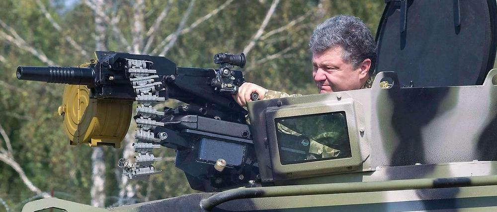 Einsatzbereit. Präsident Petro Poroschenko macht sich selbst ein Bild von den neuen Waffen der ukrainischen Armee. Die Regierung wirbt um „unverbrauchte Patrioten“ für die Streitkräfte.