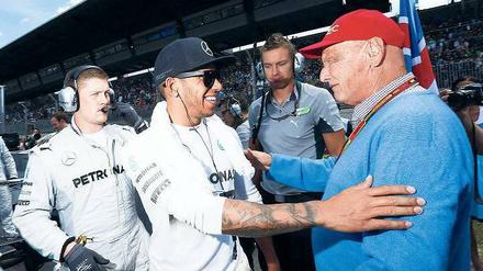 Wie Vater und Sohn. Niki Lauda (rechts) holte Lewis Hamilton zu Mercedes und pflegt seither eine äußerst innige Beziehung zum Briten.