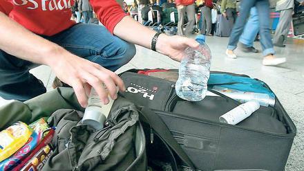Bei der Kontrolle des Handgepäcks ist man streng. Bei aufzugebenden Koffern und Taschen gibt es dagegen Lücken, weil die Durchleuchtung schon am Zugang stattfindet.
