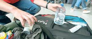 Bei der Kontrolle des Handgepäcks ist man streng. Bei aufzugebenden Koffern und Taschen gibt es dagegen Lücken, weil die Durchleuchtung schon am Zugang stattfindet.