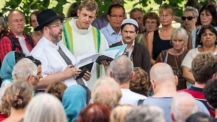 Auf dem Petriplatz, dem ältesten Ort Berlins, trafen sich die Mitglieder der verschiedenen Religionen, um für Frieden in Nahost zu beten.  