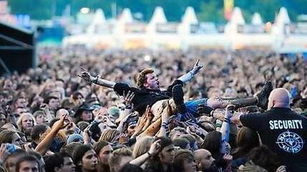 Auf Händen. Wacken ist für seine freundliche Atmosphäre bekannt.