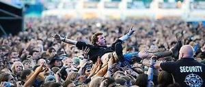 Auf Händen. Wacken ist für seine freundliche Atmosphäre bekannt.