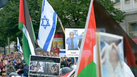 Nur wenige Meter und zwei Reihen Polizisten trennen die beiden Lager: Vorne die Al-Quds-Kundgebung, hinten die pro-israelischen Gegendemonstranten.