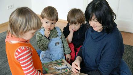 Ideale Betreuung. Eine Erzieherin für drei Kinder - das empfehlen viele Experten. Anders als hier kommt das in Kitas in Deutschland viel zu selten vor.