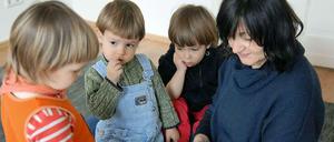 Ideale Betreuung. Eine Erzieherin für drei Kinder - das empfehlen viele Experten. Anders als hier kommt das in Kitas in Deutschland viel zu selten vor.