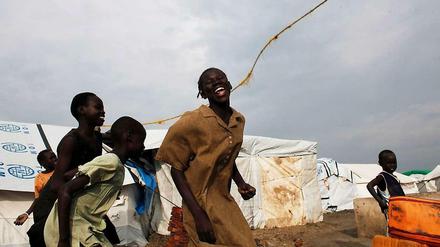 Mädchen auf dem Gelände der UN-Friedenstruppe Unmiss in Malakal spielen. Der Südsudan ist seit Beginn der politischen Krise zwischen dem Präsidenten und seinem ehemaligen Vizepräsidenten komplett ins Elend gerutscht. Die neuen Nachhaltigkeitsziele ziehen daraus den Schluss, dass Entwicklung im Krieg nicht möglich ist. 