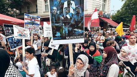 Treffpunkt Kurfürstendamm: Am Freitag demonstrierten in Berlin aus Anlass des „Jerusalem-Tags“ mehr als 1000 Menschen gegen Israels Vorgehen im Gazastreifen. Foto: AFP