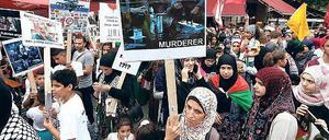 Treffpunkt Kurfürstendamm: Am Freitag demonstrierten in Berlin aus Anlass des „Jerusalem-Tags“ mehr als 1000 Menschen gegen Israels Vorgehen im Gazastreifen. Foto: AFP