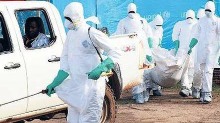 Verhüllt. Sanitäter im Einsatz. 