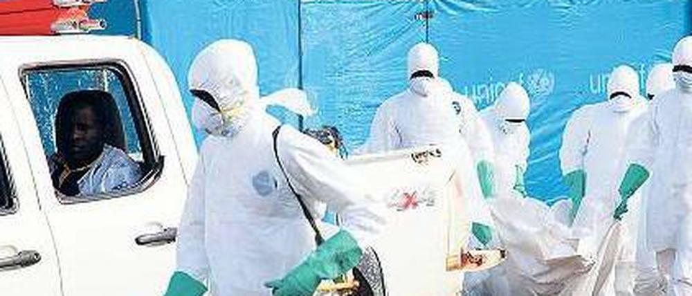 Verhüllt. Sanitäter im Einsatz. 
