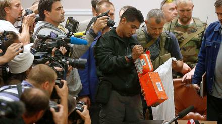 Prorussische Separatisten übergeben die Black Box von Flug MH17 an Experten aus Malaysia. Jetzt soll sie in London untersucht werden.