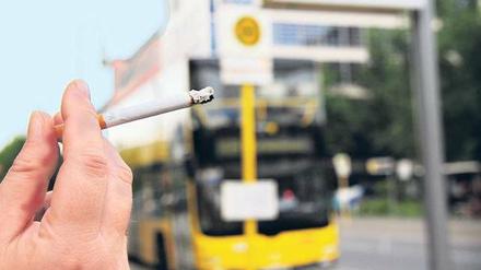 Mit Rußfilter. So mancher Nichtraucher fühlt sich gestört, wenn in der Wartehalle eine Zigarette angezündet wird. Früher war das noch viel abenteuerlicher: Bis in die 70er durfte man in Berlins BVG-Doppeldeckern und in den U-Bahnen rauchen.