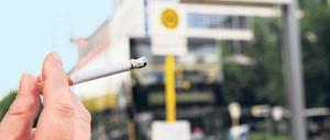 Mit Rußfilter. So mancher Nichtraucher fühlt sich gestört, wenn in der Wartehalle eine Zigarette angezündet wird. Früher war das noch viel abenteuerlicher: Bis in die 70er durfte man in Berlins BVG-Doppeldeckern und in den U-Bahnen rauchen.