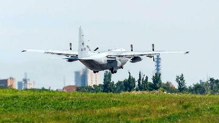 Eine Flugzeug mit Todesopfern des Flugs MH17 an Bord verlässt den Flughafen von Charkiw.
