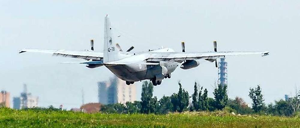 Eine Flugzeug mit Todesopfern des Flugs MH17 an Bord verlässt den Flughafen von Charkiw.