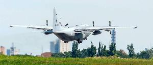 Eine Flugzeug mit Todesopfern des Flugs MH17 an Bord verlässt den Flughafen von Charkiw.