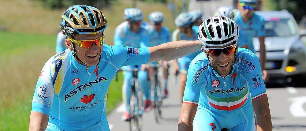 Klaps vom Teamchef. Alexander Winokurow (l.) steht mit seinem Topfahrer Vincenzo Nibali vor dem Tour-Sieg.