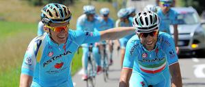Klaps vom Teamchef. Alexander Winokurow (l.) steht mit seinem Topfahrer Vincenzo Nibali vor dem Tour-Sieg.