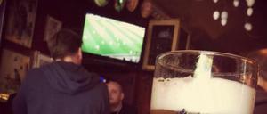 Nur mit Sky können Kneipen die Fußball-Bundesliga live übertragen. Wirte befürchten, dass viele Gäste sich jetzt ein Abo für zu Hause holen – und vermuten eine Strategie des Pay-TV-Anbieters. 