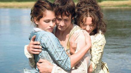 Herzdamen. Henriette Confurius (l.) und Hannah Herzsprung umklammern Florian Stetter in „Die geliebten Schwestern“.