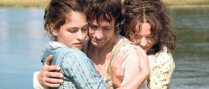 Herzdamen. Henriette Confurius (l.) und Hannah Herzsprung umklammern Florian Stetter in „Die geliebten Schwestern“.