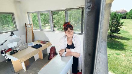 Türmerin von Treptow. Annett Gröschner hat ihren Schreibtisch im Wachturm aufgestellt.