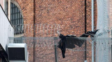 Am 19. Mai 2014 flohen die beiden Ausbrecher aus der JVA Moabit. Mit Kleidung polsterten sie damals den Stacheldrahtzaun.