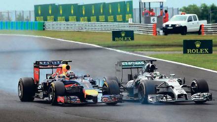 Mit quietschenden Reifen. Daniel Ricciardo (links) überholt Lewis Hamilton kurz vor Rennende auf dem Weg zum Sieg.