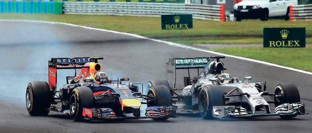 Mit quietschenden Reifen. Daniel Ricciardo (links) überholt Lewis Hamilton kurz vor Rennende auf dem Weg zum Sieg.